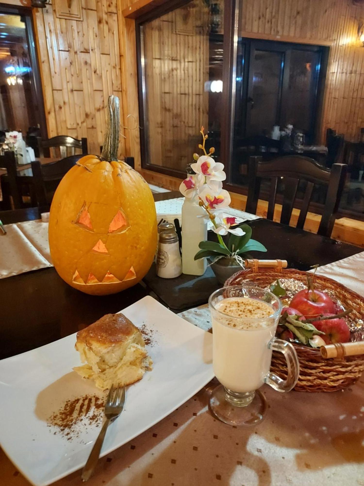 Pensiunea La Taverna Trăisteni Exterior foto
